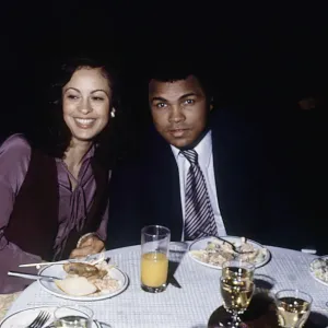 Muhammad Ali et sa deuxième épouse Veronica à un Gala à Londres. 4 juin 1979. Muhammad Ali et sa deuxième épouse Veronica à un Gala à Londres. 4 juin 1979.