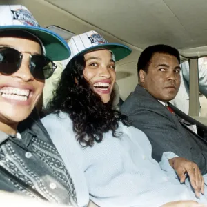 Muhammad Ali, ancien champion du monde poids lourd de boxe avec ses filles Jamillah. Muhammad Ali, ancien champion du monde poids lourd de boxe avec ses filles Jamillah.