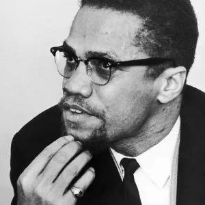 Malcolm X ministre musulman américain noir et militant des droits de l'homme vu ici brièvement. Malcolm X ministre musulman américain noir et militant des droits de l'homme vu ici brièvement.