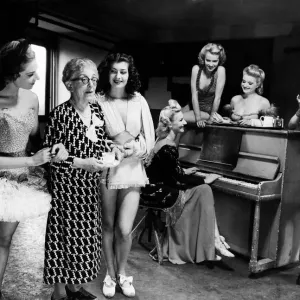 Mme Laura Henderson propriétaire du Windmill Theatre vue ici prenant un café avec quelques-uns. Mme Laura Henderson propriétaire du Windmill Theatre vue ici prenant un café avec quelques-uns.