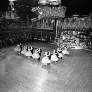 L'équipe de formation des Midlands de l'Ouest apparaissant dans Come Dancing pour la BBC Télévision. L'équipe de formation des Midlands de l'Ouest apparaissant dans Come Dancing pour la BBC Télévision.