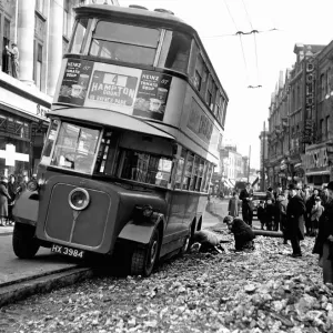 Un autobús de Londres con una llanta pinchada reparada en una calle muy concurrida. 9 de marzo de 1933. Un autobús de Londres con una llanta pinchada reparada en una calle muy concurrida. 9 de marzo de 1933.