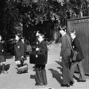 Les garçons arrivant à l'école Barrs Hill de Coventry pour la première fois depuis qu'elle a changé.