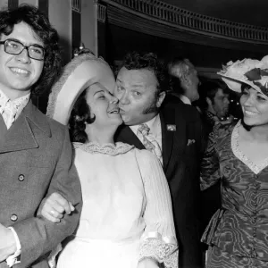 L'ancien Goon Harry Secombe reçoit un baiser de sa femme Myra à la Variety.