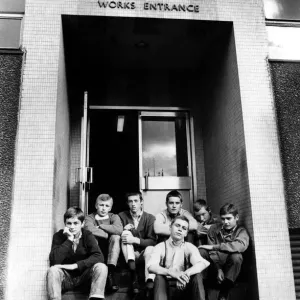 Un groupe de skinheads assis sur les marches de la maison Thomson, entrée des ateliers.