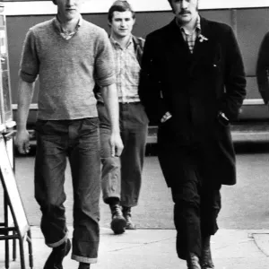 Un groupe de skinheads marchant à travers la gare routière à Newcastle le 8 juin 1972.