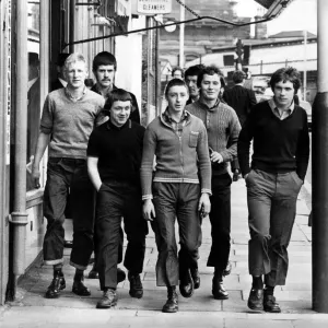 Un groupe de skinheads se déplaçant dans les rues de Newcastle le 8 juin 1972.