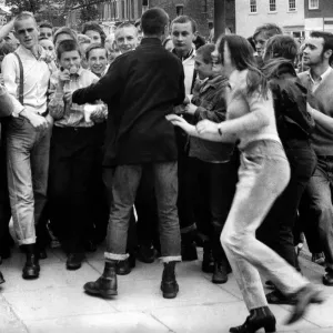 Un groupe de skinheads qui viennent d'être expulsés du Spanish City à Whitley Bay.