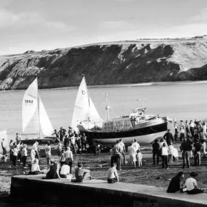 La nouvelle embarcation de sauvetage de Runswick, le Royal Thames est hissé sur la plage observé par une grande.