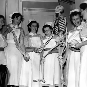 Un squelette dans la penderie ne fait pas peur aux infirmières à l'hôpital général de Hexham le 17.