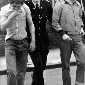 Deux skinheads sont emmenés par un policier le 9 mai 1971.