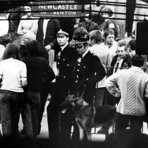 Les skinheads et la police à l'entrée des quais de Monkseaton Station le 31 mai 1970.