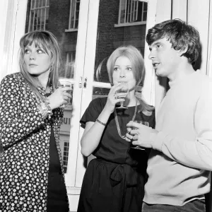 David Bailey y Catherine Deneuve toman bebidas con Francoise Dorleac. David Bailey y Catherine Deneuve toman bebidas con Francoise Dorleac.