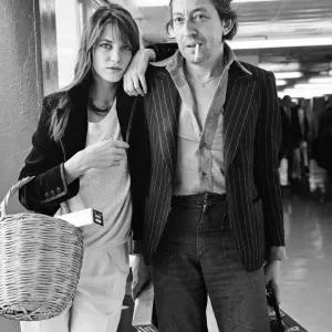 Serge Gainsbourg compositor y músico francés Serge Gainsbourg llegando a Heathrow. Serge Gainsbourg compositor y músico francés Serge Gainsbourg llegando a Heathrow.