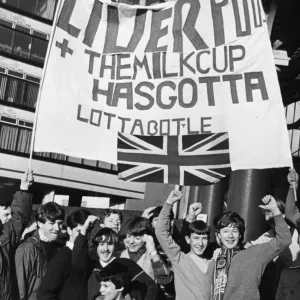 Los aficionados de Liverpool en camino a la estación Lime Street para coger un tren especial de la Copa de Liga a. Los aficionados de Liverpool en camino a la estación Lime Street para coger un tren especial de la Copa de Liga a.
