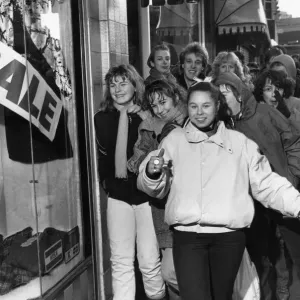Ventas después de Navidad Liverpool 1985. Dionne Omar dirige a los buscadores de gangas fuera de Girls. Ventas después de Navidad Liverpool 1985. Dionne Omar dirige a los buscadores de gangas fuera de Girls.
