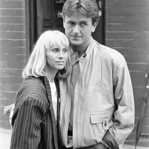 Rita Tushingham y Bryan Murray se ven aquí durante una pausa en la filmación de la BBC de la comedia. Rita Tushingham y Bryan Murray se ven aquí durante una pausa en la filmación de la BBC de la comedia.