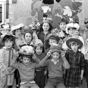 Cappelli di Pasqua - i giovani della scuola di West Slaithwaite si allineano per mostrare i loro abiti da Pasqua. Cappelli di Pasqua - i giovani della scuola di West Slaithwaite si allineano per mostrare i loro abiti da Pasqua.