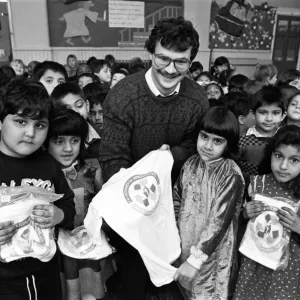 Magliette per bambini intelligenti... Il signor David Smith, ufficiale di prevenzione della spazzatura del distretto Kirklees, presenta. Magliette per bambini intelligenti... Il signor David Smith, ufficiale di prevenzione della spazzatura del distretto Kirklees, presenta.