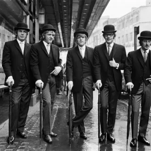 Le groupe pop britannique Hermans Hermits dirigé par le chanteur Peter Noone doit être le premier tout. Le groupe pop britannique Hermans Hermits dirigé par le chanteur Peter Noone doit être le premier tout.
