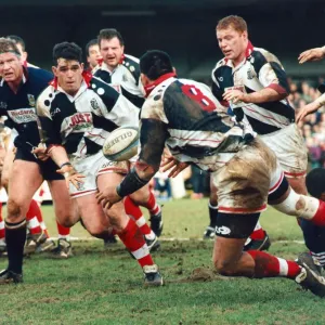 Dale McIntosh di Pontypridd passa il pallone a Matthew Lloyd. Marzo 1997 Dale McIntosh di Pontypridd passa il pallone a Matthew Lloyd. Marzo 1997