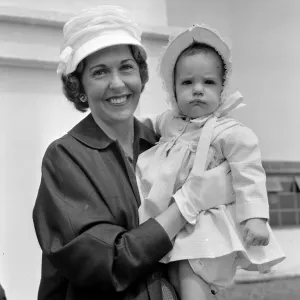 Barbara Riese, (esposa del jugador de tenis Fred Perry) fotografiada con su hija Penny quien.