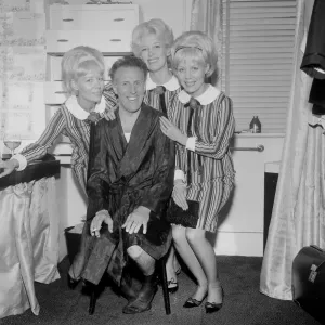 Bruce Forsyth con Las Hermanas Beverly. Foto tomada en The Talk of.