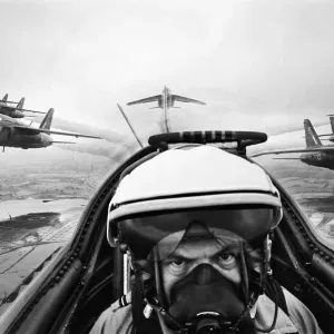 El fotógrafo del Daily Herald Ron Burton en el cockpit de un avión Folland Gnat de la RAF.