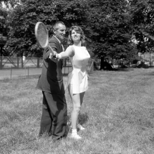 Fred Perry con la actriz Yvonne Buckingham, durante una sesión de entrenamiento.