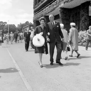 Fred Perry con su esposa Barbara Riese en los Campeonatos de Tenis de Wimbledon.