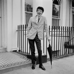 Michael Crawford (23) fotografiado fuera de su casa en Sussex Gardens, Londres, W2.