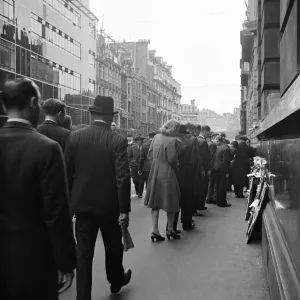 Una escena de calle en Londres. Circa 1953.
