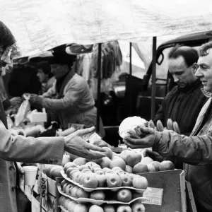 Mercado de West Derby Road, Liverpool, 12 de abril de 1986. Concejal del Ayuntamiento de Liverpool Vinnie Wagner