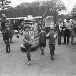 Le Dr Who est visité par ses ennemis les Daleks à l'école primaire de Woolhampton. Le Dr Who est visité par ses ennemis les Daleks à l'école primaire de Woolhampton.