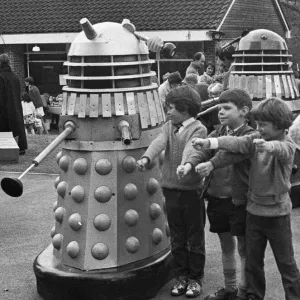 Le Dr Who, ennemis jurés des Daleks, rendent visite à l'école primaire de Woolhampton. Le Dr Who, ennemis jurés des Daleks, rendent visite à l'école primaire de Woolhampton.
