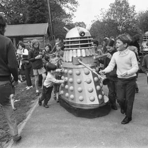 Le Dr Who, ennemi juré des Daleks, rend visite à l'école primaire de Woolhampton. Le Dr Who, ennemi juré des Daleks, rend visite à l'école primaire de Woolhampton.