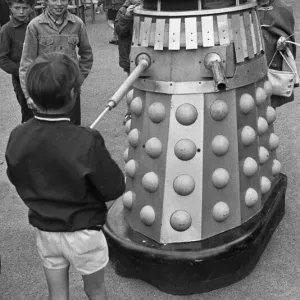 Les ennemis jurés du Docteur, les Daleks, rendent visite à l'école primaire de Woolhampton. Les ennemis jurés du Docteur, les Daleks, rendent visite à l'école primaire de Woolhampton.