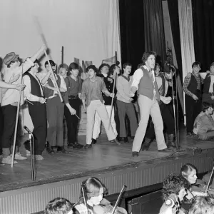 Rob Brydon apparaît dans la production de l'école secondaire Porthcawl Comprehensive. Rob Brydon apparaît dans la production de l'école secondaire Porthcawl Comprehensive.
