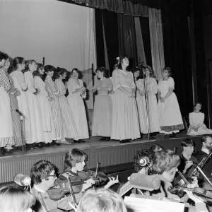 Ruth Jones apparaît dans la production de l'école secondaire Porthcawl Comprehensive. Ruth Jones apparaît dans la production de l'école secondaire Porthcawl Comprehensive.