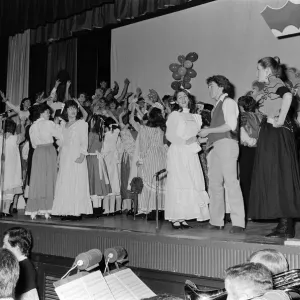 Ruth Jones et Rob Brydon apparaissent dans l'école secondaire de Porthcawl. Ruth Jones et Rob Brydon apparaissent dans l'école secondaire de Porthcawl.