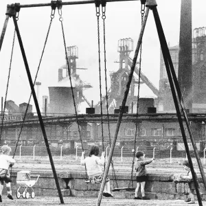 I bambini al gioco nell'ombra delle acciaierie di Grangetown, 1970. I bambini al gioco nell'ombra delle acciaierie di Grangetown, 1970.