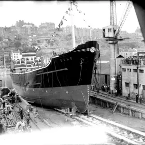 L'Echo, visto mentre viene lanciato qui nel 1957 da Charles Hill. L'Echo, visto mentre viene lanciato qui nel 1957 da Charles Hill.