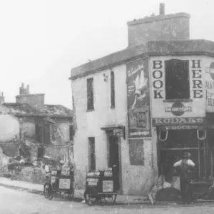 Il pub Fortune of War a Plainmoor, Torquay è sopravvissuto ad una bomba all'incrocio di St. Il pub Fortune of War a Plainmoor, Torquay è sopravvissuto ad una bomba all'incrocio di St.