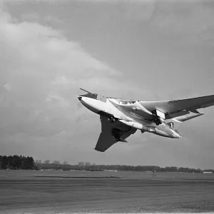 Aereo da bombardamento Handley Page Victor con missile atomico Blue Steel presso RAF Wittering vicino. Aereo da bombardamento Handley Page Victor con missile atomico Blue Steel presso RAF Wittering vicino.