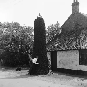 Un gran montón de herraduras usadas fuera del taller de un herrero, Scarrington. Un gran montón de herraduras usadas fuera del taller de un herrero, Scarrington.