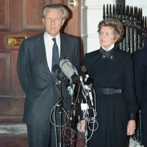 Michael Heseltine concede la victoria para la dirección del partido conservador a John Major. Michael Heseltine concede la victoria para la dirección del partido conservador a John Major.