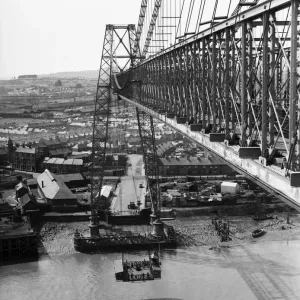 Puente Transportador de Newport, un puente transportador que cruza el río Usk en Newport. Puente Transportador de Newport, un puente transportador que cruza el río Usk en Newport.