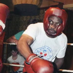 Nigel Benn entrenando en el gimnasio antes de su próximo combate con el estadounidense Greg Taylor. Nigel Benn entrenando en el gimnasio antes de su próximo combate con el estadounidense Greg Taylor.