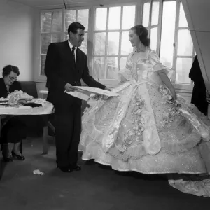 La actriz Julie Andrews probando un vestido para su papel en la pantomima Cenicienta. La actriz Julie Andrews probando un vestido para su papel en la pantomima Cenicienta.