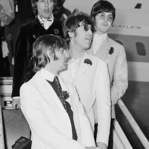 Los Beatles llegando al Aeropuerto de Londres Heathrow después de su última gira de conciertos. Los Beatles llegando al Aeropuerto de Londres Heathrow después de su última gira de conciertos.